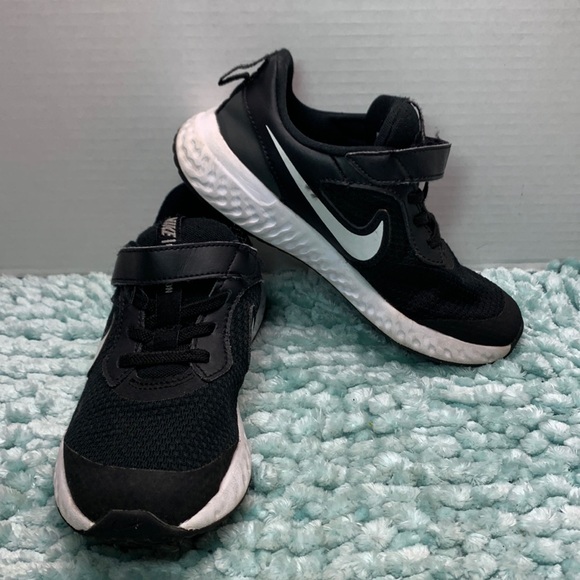 Nike Revolution Black & White Athletic Training Running Sneakers Girls Boys Run - Picture 2 of 16